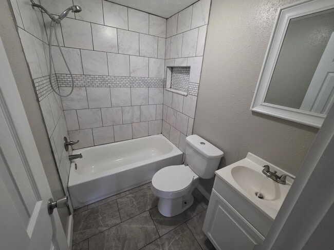 Building Photo - 1170 Leota Dr