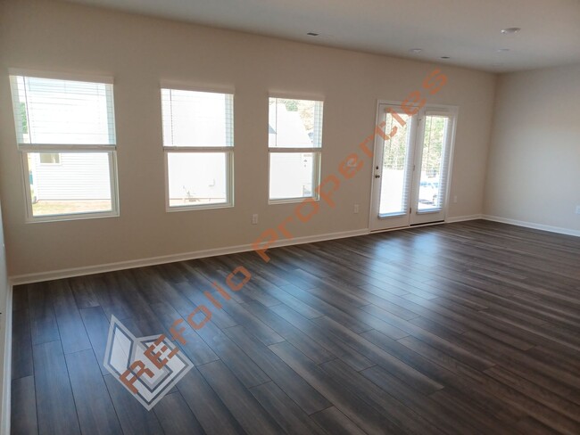 Building Photo - Bright and Airy! 5 Bedrooms 3 Bathrooms Ho...