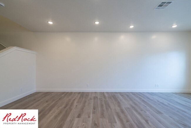 Building Photo - Stunning Spacious 3 Bedroom Unit