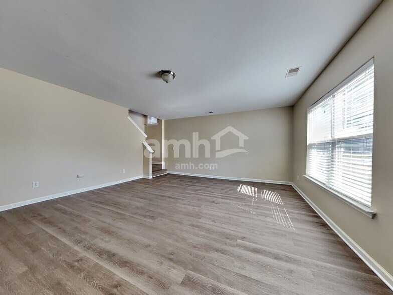 Building Photo - 2 Crystal Lake Dr