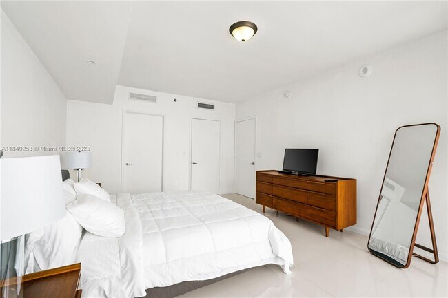 Building Photo - 495 Brickell Ave