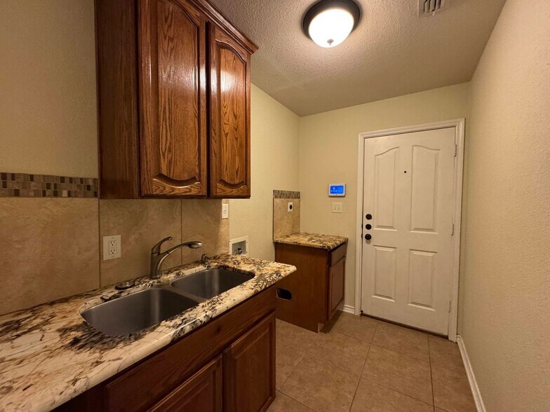 Building Photo - 5702 Graphite Dr