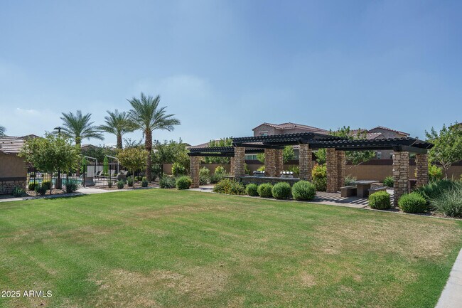 Building Photo - 14084 W Desert Flower Dr