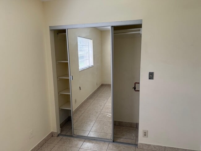 Building Photo - 390 Burgundy I