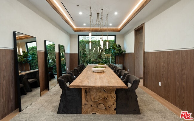 Building Photo - 565 Toyopa Dr