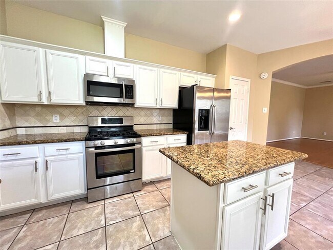 Building Photo - 22847 Red River Dr