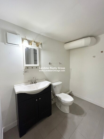 Building Photo - 1160 N La Salle Dr