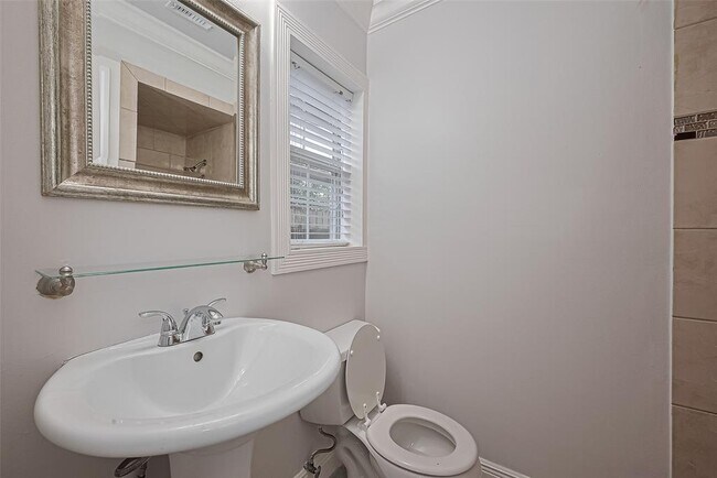 Building Photo - 8045 Ridgeview Dr