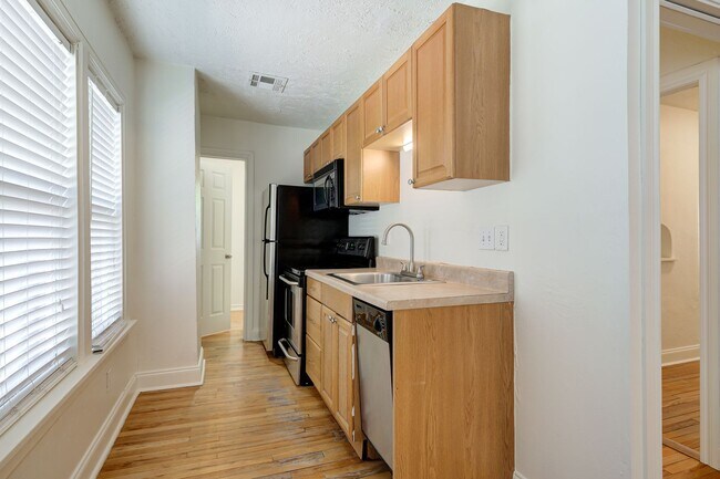 Building Photo - NE 14th St Quadplex