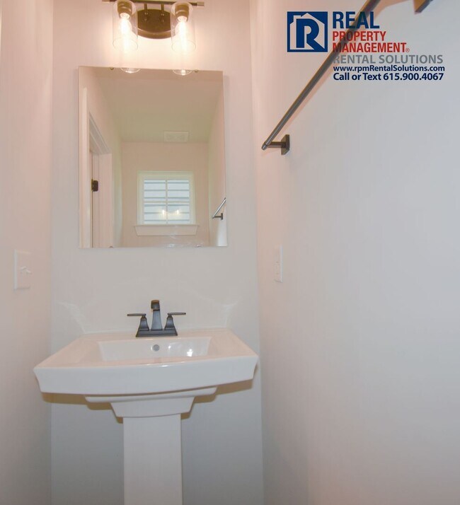 Building Photo - Amazing, modern and spacious home! 4 bd, 2...