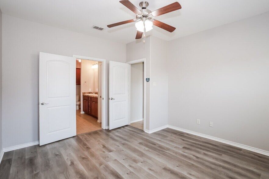 Building Photo - 5126 Meadow Ln