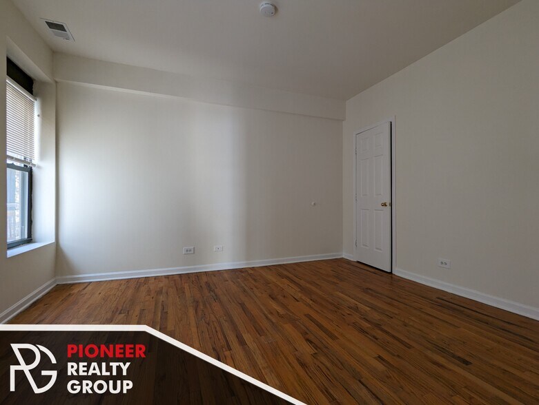 Building Photo - 914 W Dakin St