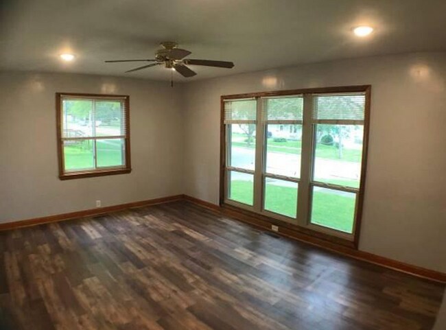 Building Photo - 702 S 4th St