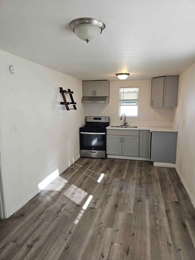 Building Photo - Charming  1BR Private Backhouse in San Bernardino