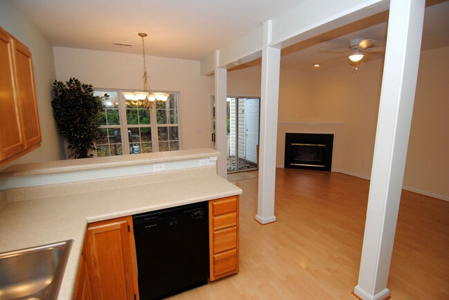 Building Photo - HEATHFIELD HALL- 3BD/2BA Townhome