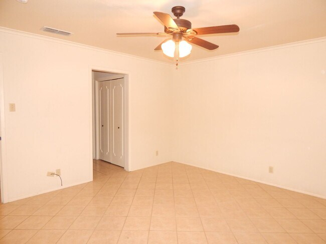 Building Photo - Spacious 3 Bedroom, 2 Bath Duplex in Tyler!