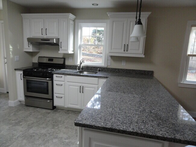 Building Photo - 9 Briarwood Dr