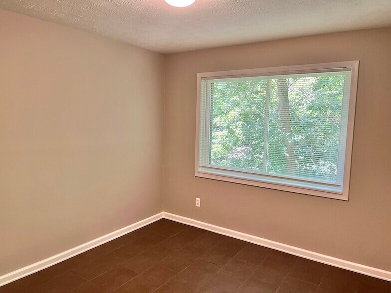 Building Photo - 1005 Parkvale Ct