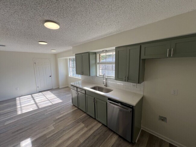 Building Photo - Newly renovated Single-Family Home in Shenandoah Estates Subdivision!