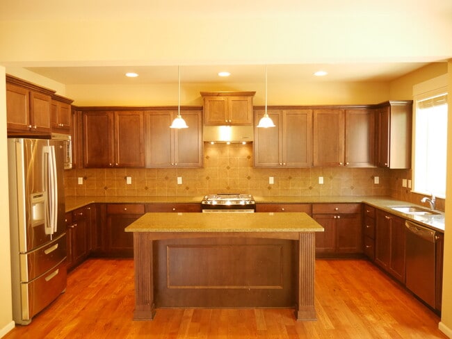 Building Photo - 5 Bedroom 2.5 Bath Home Near Downtown Redmond