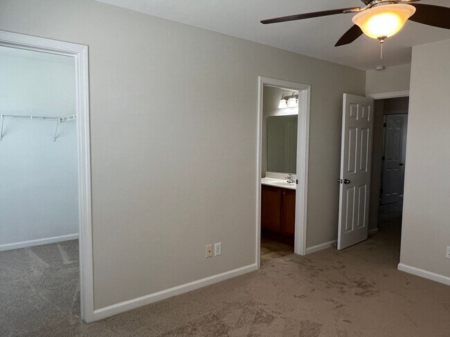 Building Photo - Beautiful 4 Bedroom, 3.5 Bath, Pet Friendl...