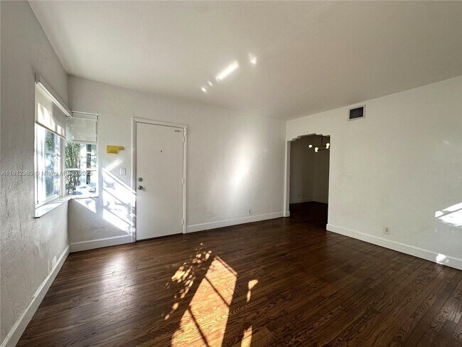 Building Photo - 969 Bay Dr