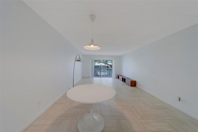 Building Photo - 2944 W Bay Dr