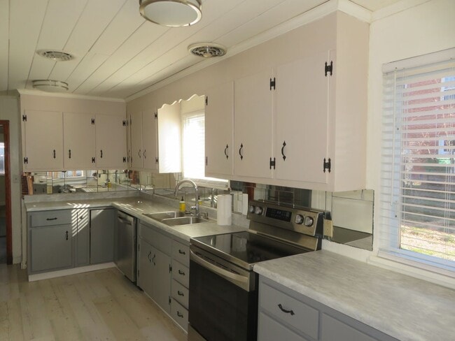 Building Photo - Colonial Heights Virginia