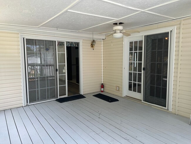 Building Photo - 4 bedroom 2 bathroom spacious home!