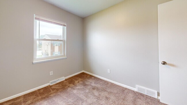 Building Photo - 3 Bedroom/1 bathroom renovated townhouse.