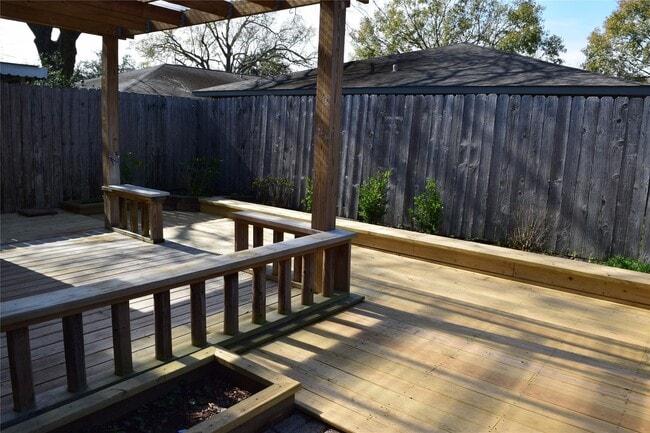 Building Photo - 1505 Silverpines Rd