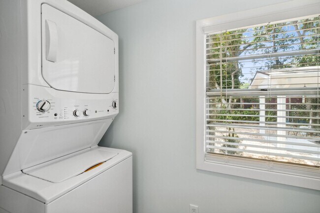 Building Photo - Small Duplex on Amelia Island