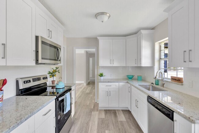 Building Photo - Remodeled Pool Home in the Heart of Brandon, FL