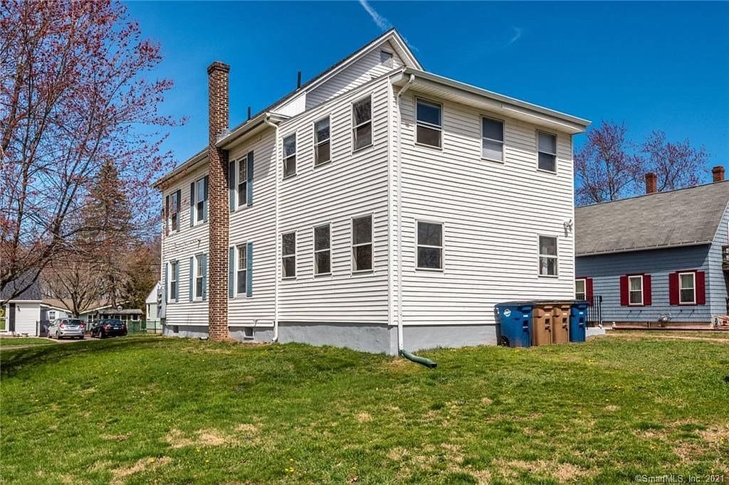 The Yard is HUGE!!! - 53 Franklin St