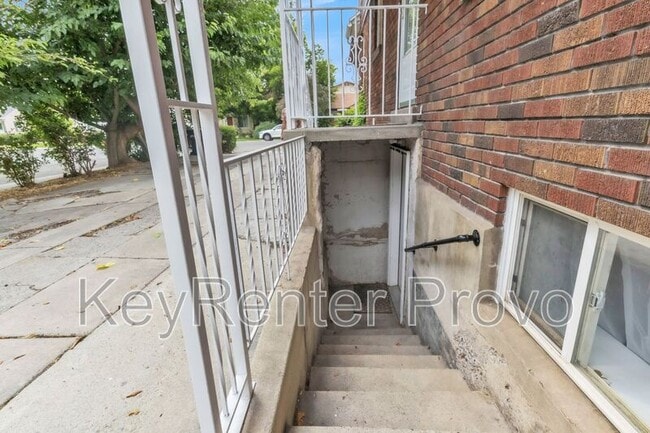 Building Photo - 362 800 E