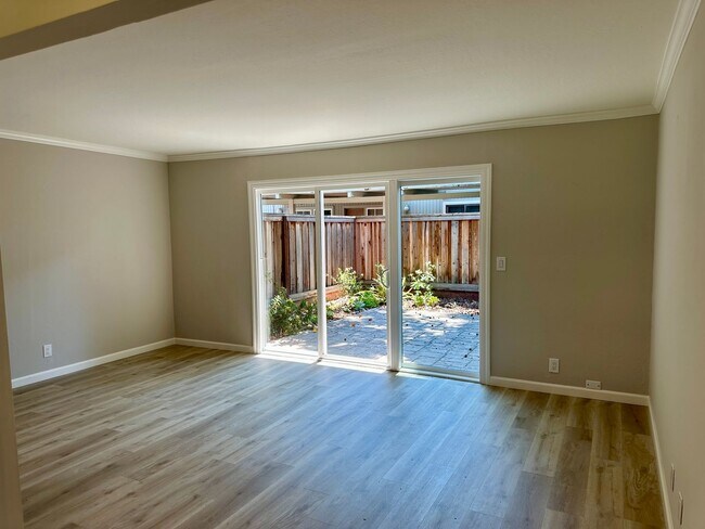 Building Photo - Convenient and Updated Townhouse