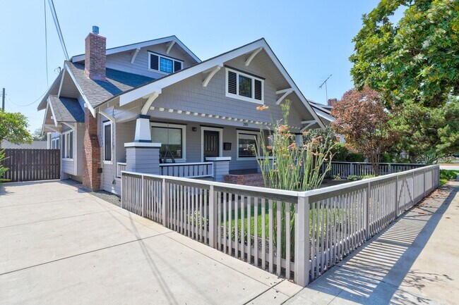 Building Photo - Gorgeous Home in Old Towne Orange