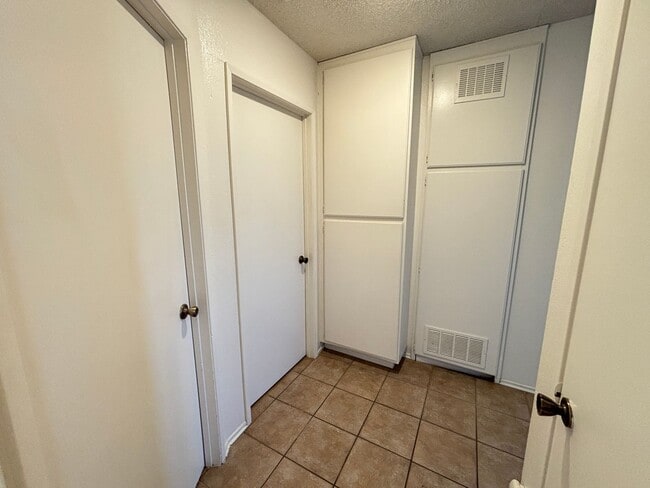 Building Photo - West Lancaster Apartment