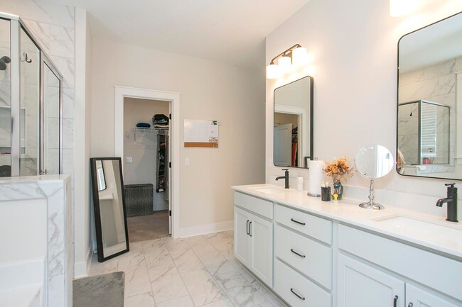 Building Photo - 170 Portico Pl