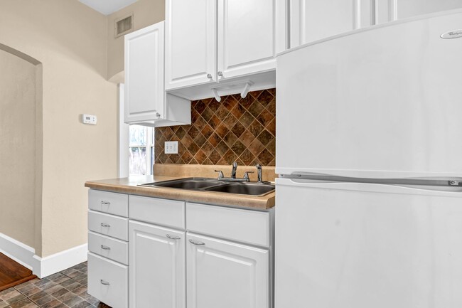Building Photo - Charming and Spacious 2BR/1BA Unit in Hist...