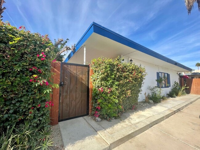 Building Photo - AVAILABLE NOW!!! Charming 1 Bed / 1 Bath apartment in PALM SPRINGS!
