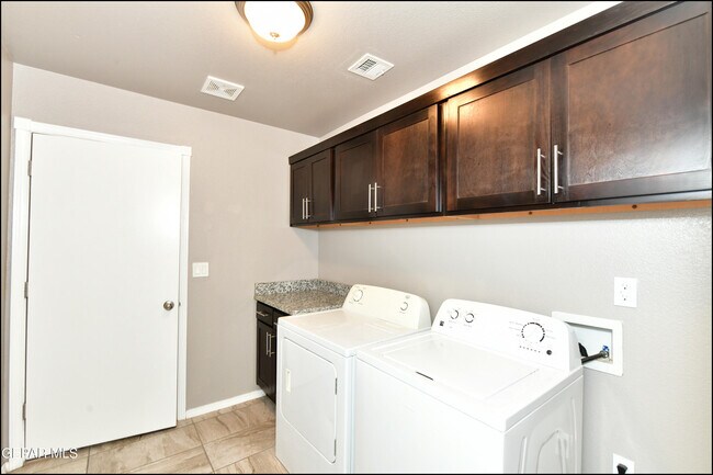 Building Photo - 14901 Tierra Isaiah Ave