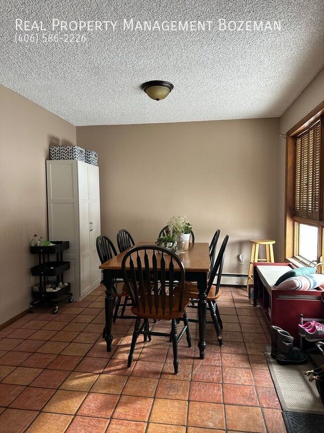 Building Photo - 128 S 15th-Apartment 14