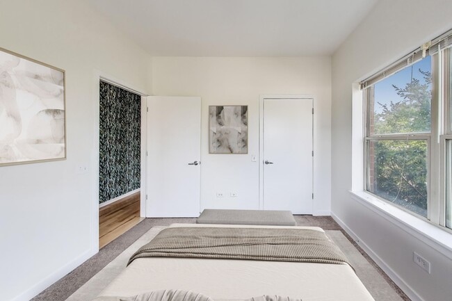 Building Photo - 1155 W Roosevelt Rd