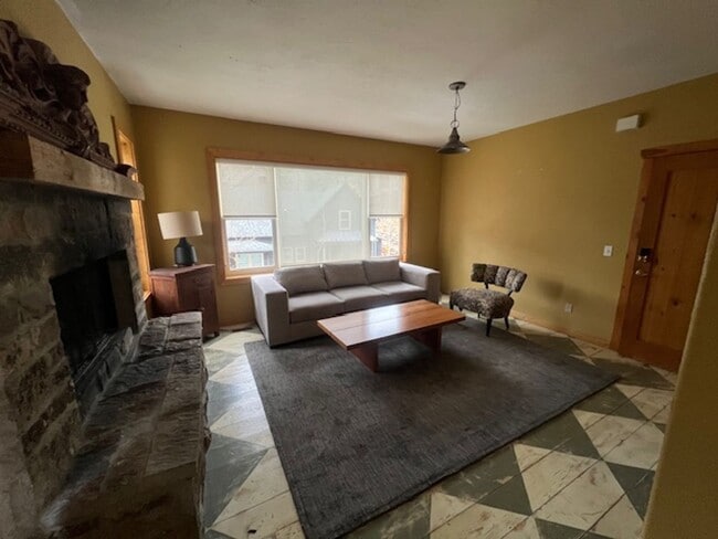 Building Photo - OLD TOWN GEM