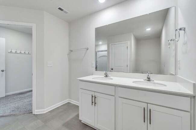 Building Photo - Beautiful 3 BR / 2.5 BA Townhome with Patio & Community Amenities $1,725/mo rent**