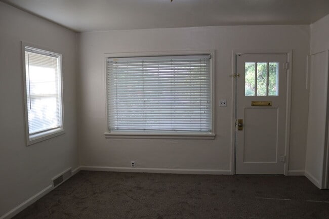 Building Photo - 6 bedroom 2 bath home