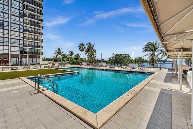 Building Photo - 600 NE 36th St