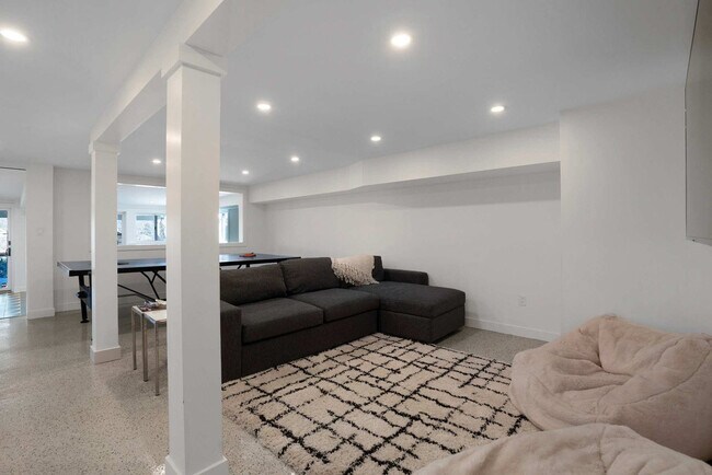 Building Photo - 1835 Naugles Dr