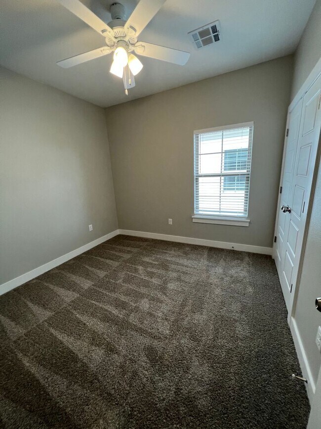 Building Photo - 3-Bed / 2.5-Bath Beautiful Townhomes